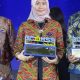 Direktur Operasional Jasa Raharja, Dewi Aryani Suzana usai menerima penghargaan Bronze Winner kategori TJSL Agent of The Year di ajang BUMN Corporate Communication and Sustainability Summit (BCOMSS) Awards 2024. ( Foto : Istimewa )