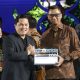 Menteri Badan Usaha Milik Negara Erick Thohir (kiri) saat menyerahkan penghargaan Best CEO of Communications kepada Direktur Utama PLN Darmawan Prasodjo (kanan) dalam ajang BUMN Corporate Communications and Sustainability Summit (BCOMSS) 2024 yang diselenggarakan di Senayan, Jakarta Kamis (7/3). ( Foto : Istimewa )