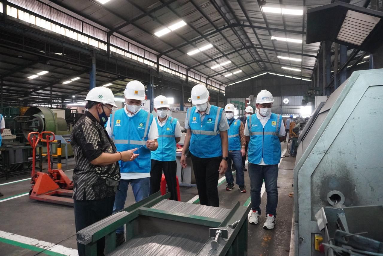 General Manager PLN Unit Induk Distribusi (UID) Banten, Abdul Mukhlis (kedua dari kiri) bersama jajaran PLN UID Banten saat melakukan kunjungan ke PT Nikko Steel, sebagai salah satu pelanggan bisnis dan industri di wilayah Tangerang, Banten untuk memastikan pelayanan yang optimal dari PLN. ( Foto : Istimewa )