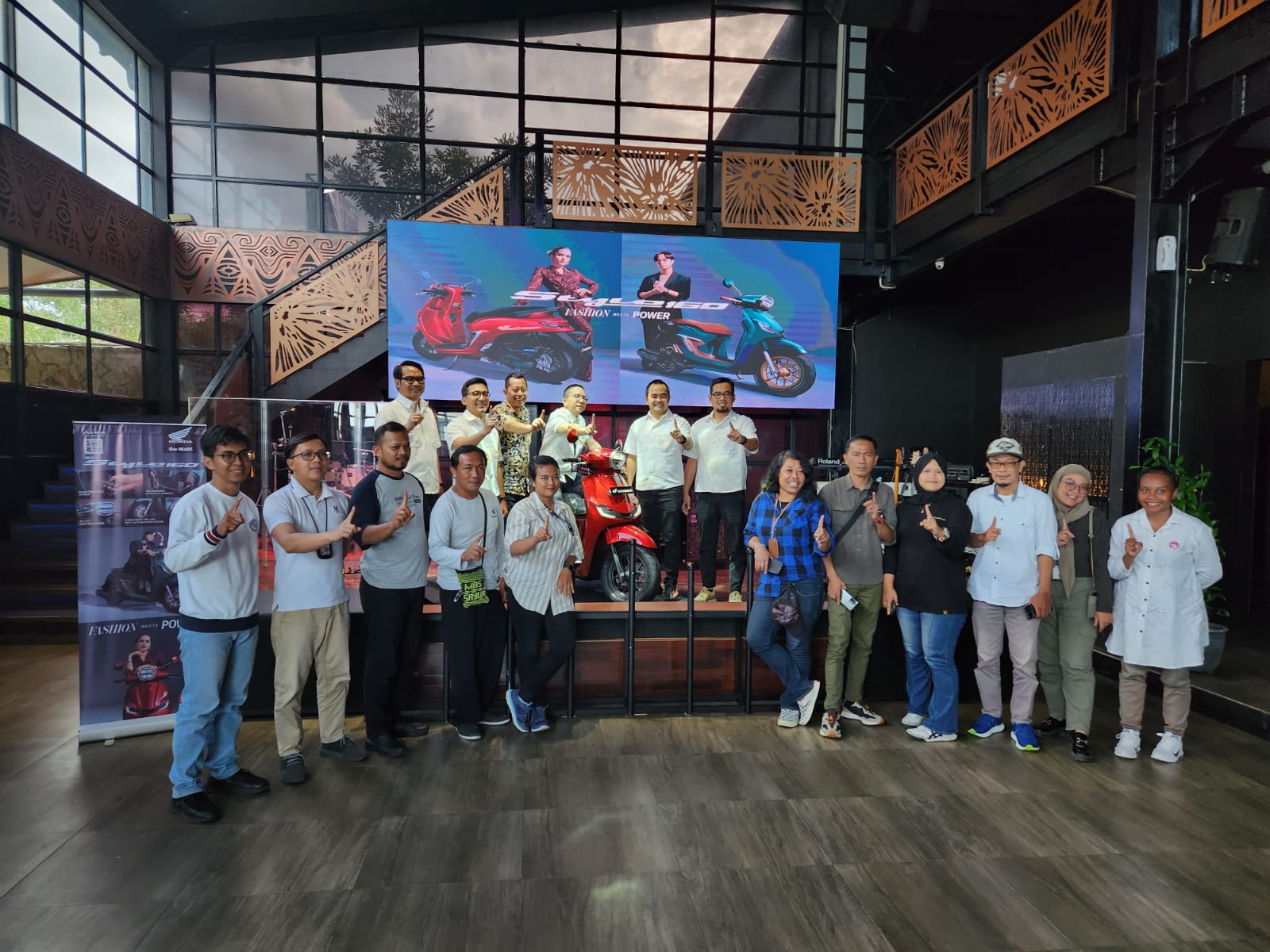 Jurnalis dan Manajemen Astra Motor Papua foto bersama dalam kegiatan Press Gathering Media Sambut Launching Honda Stylo 160, di Hangover Resto and Lounge, Jayapura, Jumat ( 8/3/2024). ( Foto : Istimewa )
