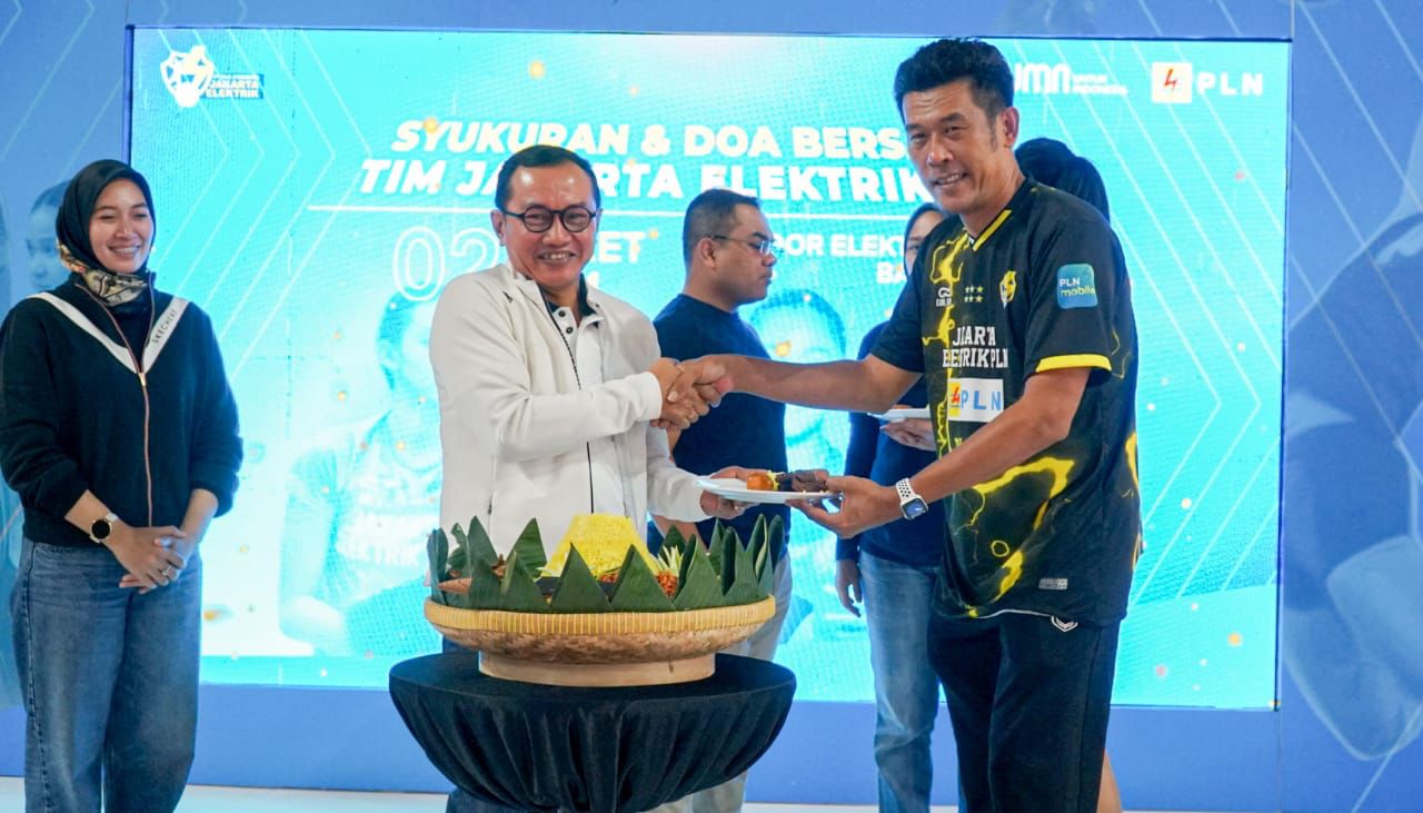 Sekretaris Perusahaan PLN Alois Wisnuhardana (tengah) didampingi Ketua tim bola voli Jakarta Elektrik PLN Arsyadany G. Akmalaputri (kiri) memberikan potongan tumpeng pertama kepada Pelatih Kepala Jakarta Elektrik PLN Chamnan Dok Mai (kanan) dalam acara Tasyakuran dan Doa Bersama tim Jakarta Elektrik PLN, Sabtu (2/3).( Foto : Istimewa )