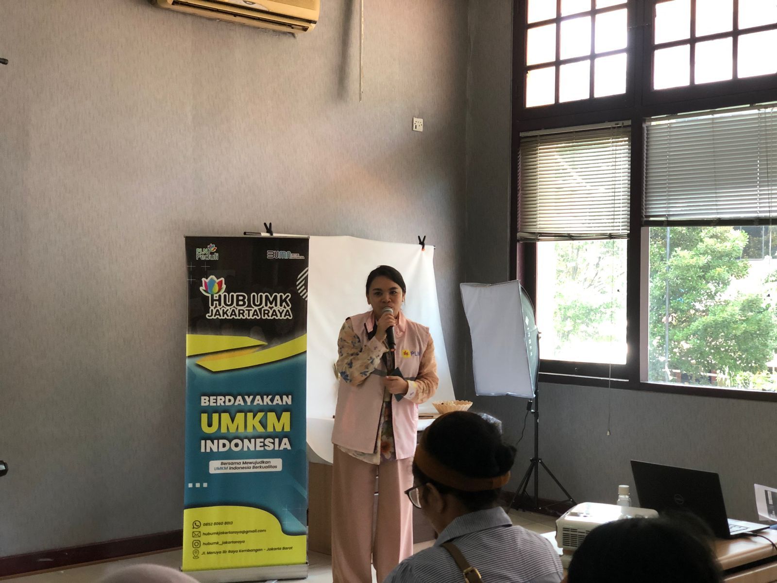 Ketua Srikandi PLN Unit Induk Distribusi Jakarta Raya, Meyrina Paulina Turambi dalam kesempatannya di Seminar International Women's Day di hadapan pegiat UMK perempuan. ( Foto : Istimewa )