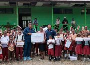 Telkomsel Salurkan Ratusan Pasang Sepatu Hasil Donasi Poin Pelanggan, Sambungkan Senyuman untuk Langkah Masa Depan Pelajar Papua