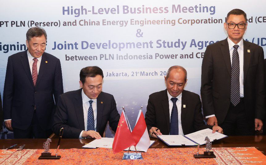 Disaksikan oleh Direktur Utama PLN, Darmawan Prasodjo (paling kanan) dan Board Chairman of CEEC, Song Hailiang (paling kiri), penandatanganan Perjanjian Studi Pengembangan Bersama (_Joint Development Study Agreement_/ JDSA) dilakukan oleh Direktur Utama PLN Indonesia Power, Edwin Nugraha (kedua dari kanan) dan Chairman of China Energy International Group, Lyu Zexiang (kedua dari kiri) di Jakarta pada (21/3). ( Foto : Istimewa )