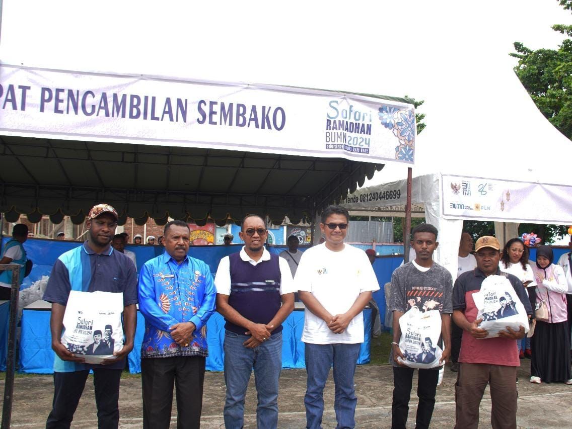 General Manager PLN Unit Induk Wilayah (UIW) Papua dan Papua Barat, Budiono (tiga dari kiri) bersama Sekretaris Daerah Kabupaten Nabire, Piter Erari (dua dari kiri) dan Manager PLN Unit Pelaksana Pelayanan Pelanggan Nabire, Parmonangan Andreas Sitorus (tiga dari kanan), menyerahkan paket sembako murah secara simbolis kepada beberapa masyarakat Kelurahan Oheye, Kabupaten Nabire, pada acara Safari Ramadhan BUMN, Kamis (28/3). ( Foto : Istimewa )