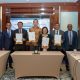 Penandatanganan kerja sama terkait pengembangan infrastruktur _midstream_ LNG _cluster_ Sulawesi-Maluku antara PLN dan Konsorsium AGP-SBS-KPMOG. Kiri ke kanan: Direktur Perencanaan Korporat dan Pengembangan Bisnis PLN Hartanto Wibowo, Direktur Gas dan BBM PLN EPI Rakhmad Dewanto, Direktur Utama PLN EPI Iwan Agung Firstantara, Attorney in Fact of Director of PT Suasa Benua Sukses Indrawan Indratno, Director AGP Indonesia Utama Erita Yohan, Director of PT KPM Oil & Gas Lenaldy Nuari Garnoko, CEO of AG&P LNG and Commissioner AGP Indonesia Utama Karthik Sathyamoorthy, CEO of Nebula Energy and Vice Chairman AG&P LNG Sam Abdalla. ( Foto : Istimewa )