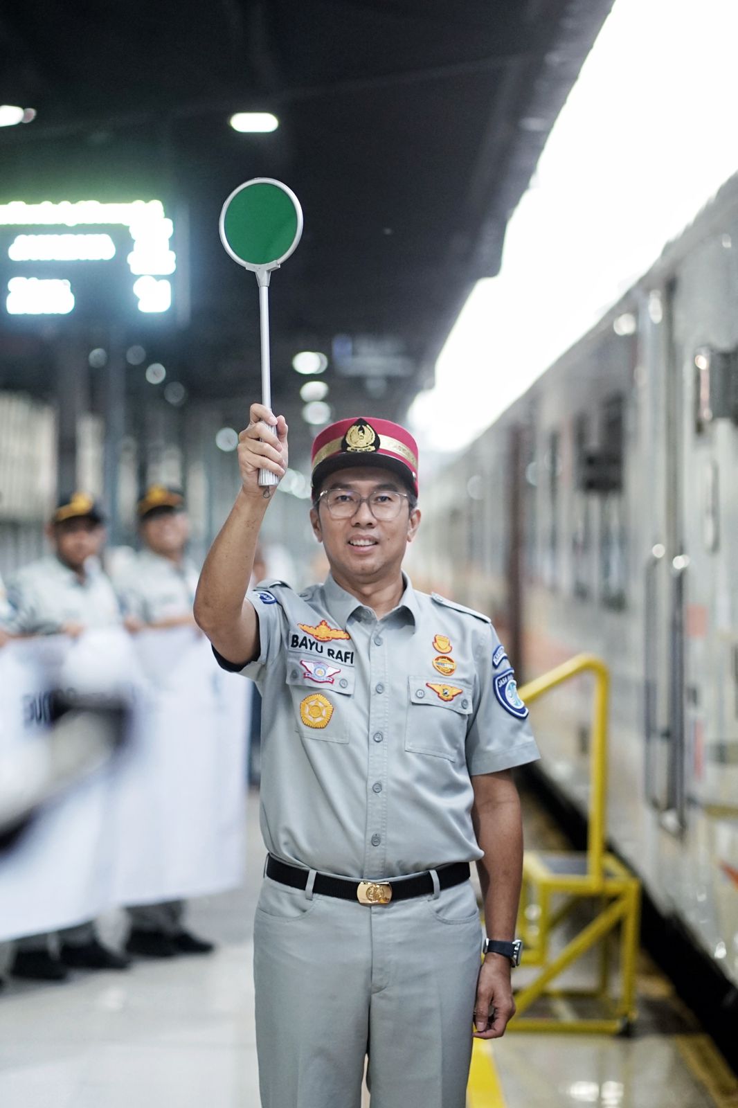 Direktur Keuangan Jasa Raharja, Bayu Rafisukmawan resmi melepas sejumlah disabilitas peserta Mudik Gratis BUMN moda kereta api,khusus yang diselenggarakan Jasa Raharja, dari Stasiun Senen, Jakarta, pada Rabu (3/4/2024). ( Foto : Istimewa )