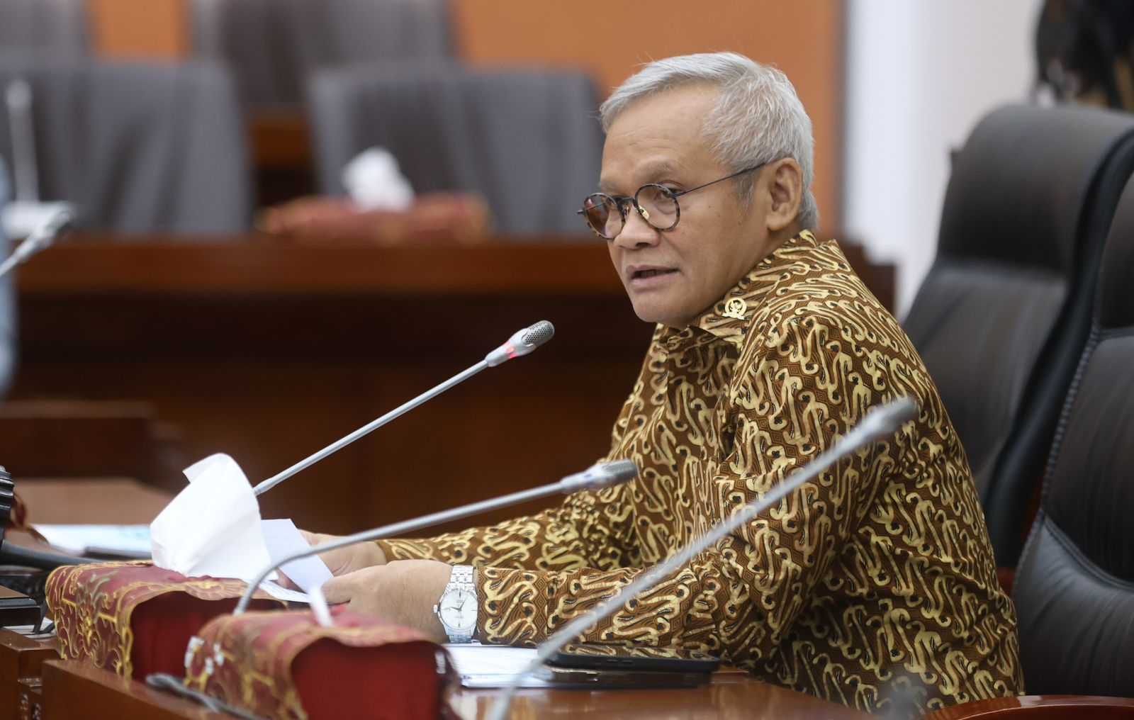 Wakil Ketua Komisi VI DPR RI Aria Bima saat menyampaikan tanggapan atas paparan Direktur Utama PLN Darmawan Prasodjo dalam Rapat Dengar Pendapat antara Komisi VI DPR RI dengan Direktur Utama PLN, di Jakarta pada Rabu (3/4).( Foto : Istimewa )