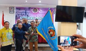 Wakil Sekretaris Jenderal (Wasekjen) Raja Parlidungan menyerahkan pataka bendera kepada Ketua PWI Papua Tengah, Lambert Palaklely. ( Foto : Istimewa )