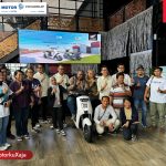 Jajaran Manajemen Astra Motor Papua foto bersama awak media usai merilis sepeda motor terbaru Honda EM1 e dan EM1 e Plus, digelar di Hangover Cafe and Lounge, Sabtu ( 27/4). ( Foto : Istimewa )