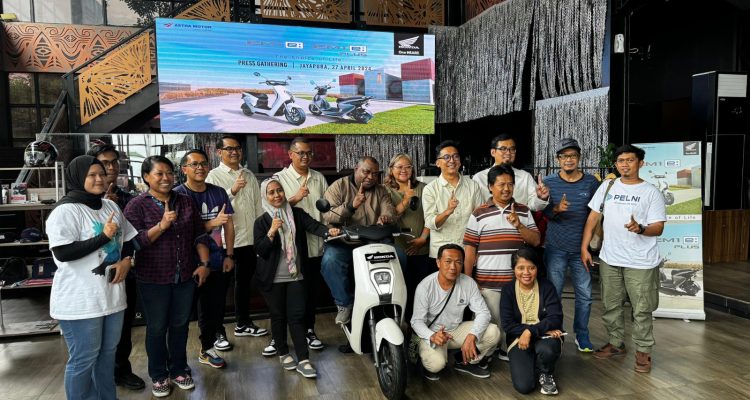 Jajaran Manajemen Astra Motor Papua foto bersama awak media usai merilis sepeda motor terbaru Honda EM1 e dan EM1 e Plus, digelar di Hangover Cafe and Lounge, Sabtu ( 27/4). ( Foto : Istimewa )