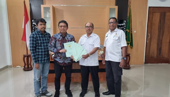 PLN Terima Sertifikat Tanah Proyek SUTT Gewaja Papua