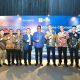 Direktur Utama PLN, Darmawan Prasodjo (kelima dari kanan), Vice President dan CEO Digitalisasi Tenaga Listrik Huawei HQ, David Sun (kelima dari kiri), CEO Huawei Indonesia, Guo Hailong (keempat dari kanan), Direktur Distribusi PLN, Adi Priyanto (keempat dari kiri), Direktur Transmisi dan Perencanaan Sistem PLN, Evy Haryadi (ketiga dari kanan), Direktur Perencanaan Korporat dan Pengembangan Bisnis PLN, Hartanto Wibowo (ketiga dari kiri), ⁠Account Director PLN Account Huawei Indonesia, Julian Zeng (kedua dari kanan), VP Enterprise Business Huawei Indonesia, Lawrence Wu (kedua dari kiri), Direktur Enterprise Business Huawei Indonesia, James Zeng (kiri), dan ⁠Solution Director PLN Account Huawei Indonesia, Frank Zou (kanan). ( Foto : Istimewa )