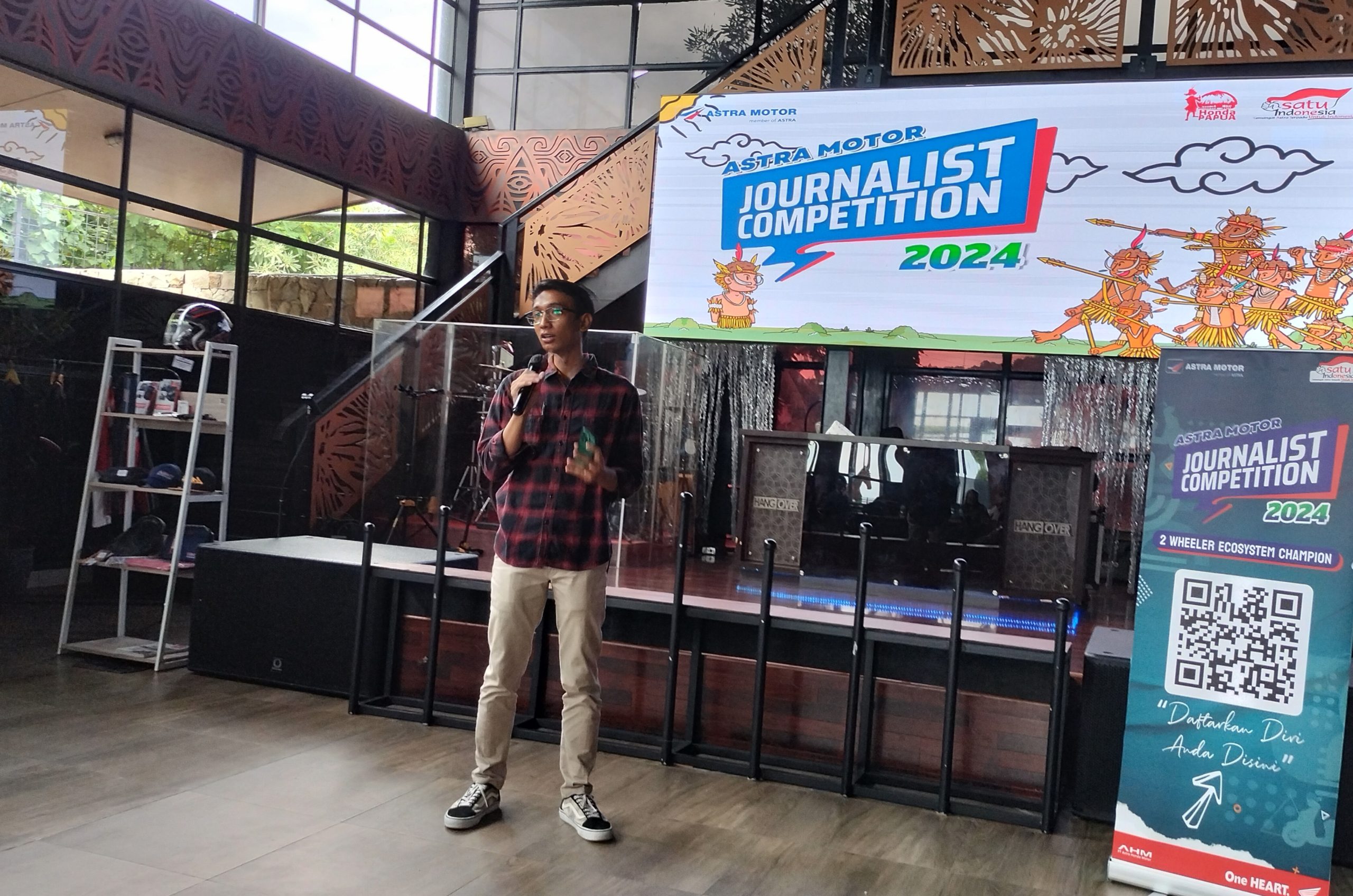 Corporate Communication Astra Motor Papua, Nicolaus Bimo ketika memaparkan persyaratan Honda Journalist Competition 2024. ( Foto : Muhammad Kasim )