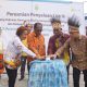 Seremoni penyalaan 5 (lima) kampung secara serentak oleh Bupati Keerom, Piter Gusbager (ketiga dari kiri) dan General Manager PLN Unit Induk Wilayah Papua dan Papua Barat, Budiono (ketiga dari kanan) beserta jajaran yang berlangsung di Kantor Bupati Keerom, Papua (30/4)lalu. ( Foto : Istimewa )