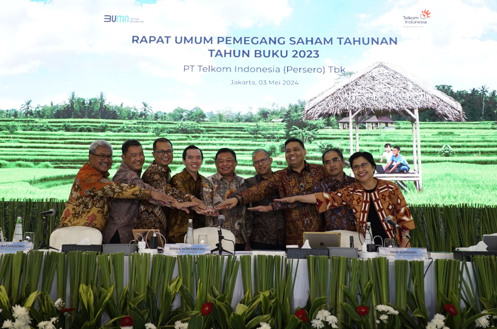 (kiri ke kanan) Direktur Network & IT Solution Herlan Wijanarko, Direktur Wholesale & International Service Bogi Witjaksono, Direktur Strategic Portfolio Budi Setyawan Wijaya, Direktur Digital Busines Muhamad Fajrin Rasyid, Direktur Utama Ririek Adriansyah, Direktur Keuangan & Manajemen Risiko Heri Supriadi, Direktur Human Capital Management Afriwandi, Direktur Group Business Development Honesti Basyir, dan Direktur Enterprise & Business Service FM Venusiana R dalam Rapat Umum Pemegang Saham Tahun Buku 2023 di Jakarta pada Jumat (3/5). ( Foto : Istimewa )