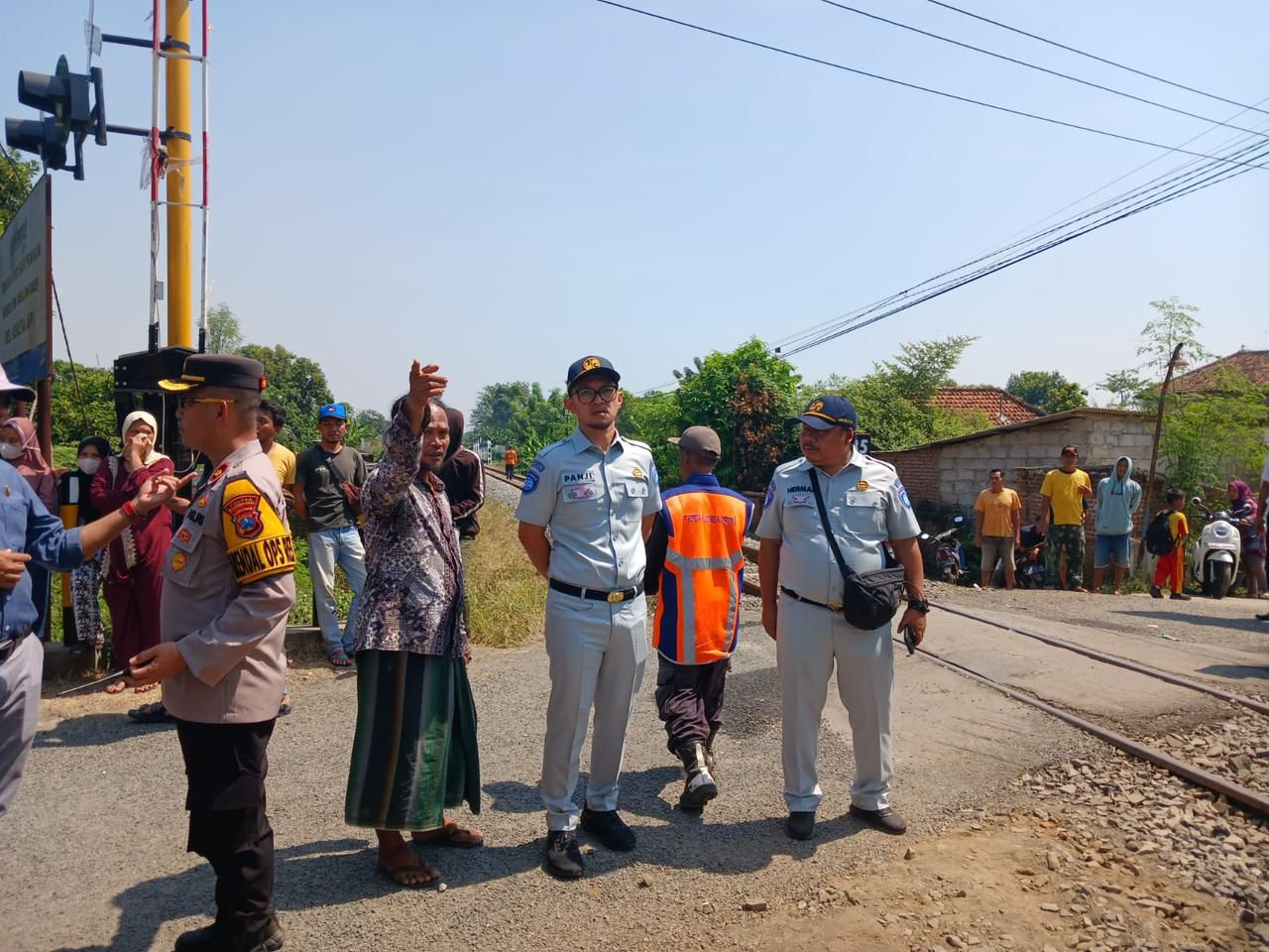 Petugas Jasa Raharja sedang meninjau lokasi tempat kejadian kecelakaan lalu lintas minibus dan kereta api. ( Foto : Istimewa )
