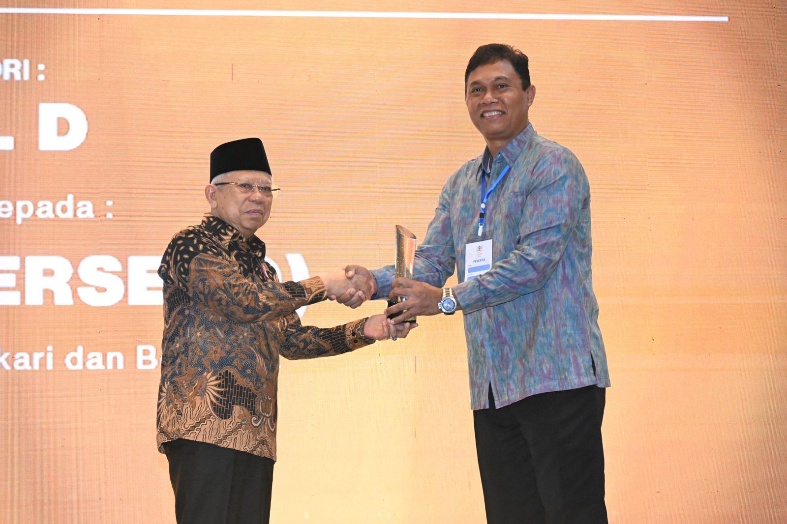 Wakil Presiden RI, Ma'ruf Amin (kiri) menyerahkan penghargaan _Corporate Social Responsibility_ dan Pengembangan Desa Berkelanjutan Awards Tahun 2024 kepada General Manager PLN UID Bali, I Wayan Udayana (kanan). (Sumber foto: BPMI Setwapres)