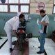 Technical Instruktur Astra Motor Papua, Harjito ( kiri ) sedang melaksanakan pengujian keahlian siswa SMK 1 Sen Uji Kompetensi Keahlian ( UKK ) Jurusan Teknik dan Bisnis Sepeda Motor SMK 1 Sentani.( TBSM ). ( Foto : Istimewa )