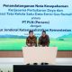 Direktur Jenderal Ketenagalistrikan Kementerian ESDM Jisman P. Hutajulu (kiri) dan Direktur Utama PLN Darmawan Prasodjo (kanan) saat menandatangani kerja sama terkait tata kelola satu data pengendalian perubahan iklim subsektor pembangkit tenaga listrik. Penandatanganan tersebut dilakukan di sela peringatan Hari Bumi yang diselenggarakan di kantor pusat PLN, Jakarta Selatan, Rabu (8/5/2024).( Foto : Istimewa )