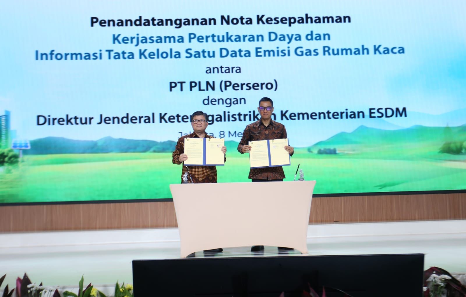 Direktur Utama PLN, Darmawan Prasodjo (kedua dari kanan) dengan Dewan Pembina WRI Indonesia, Masyita Crystallin (kedua dari kiri) menandatangani nota kesepahaman kerja sama asistensi teknik inovasi produk hijau dan strategi manajemen menuju target emisi nol bersih disaksikan Dirjen Perubahan Iklim, Kementerian Lingkungan Hidup dan Kehutanan Laksmi Dhewanthi (kanan) dan Dirjen Ketenagalistrikan Kementerian ESDM Jisman P. Hutajulu (kiri). ( Foto : Istimewa )
