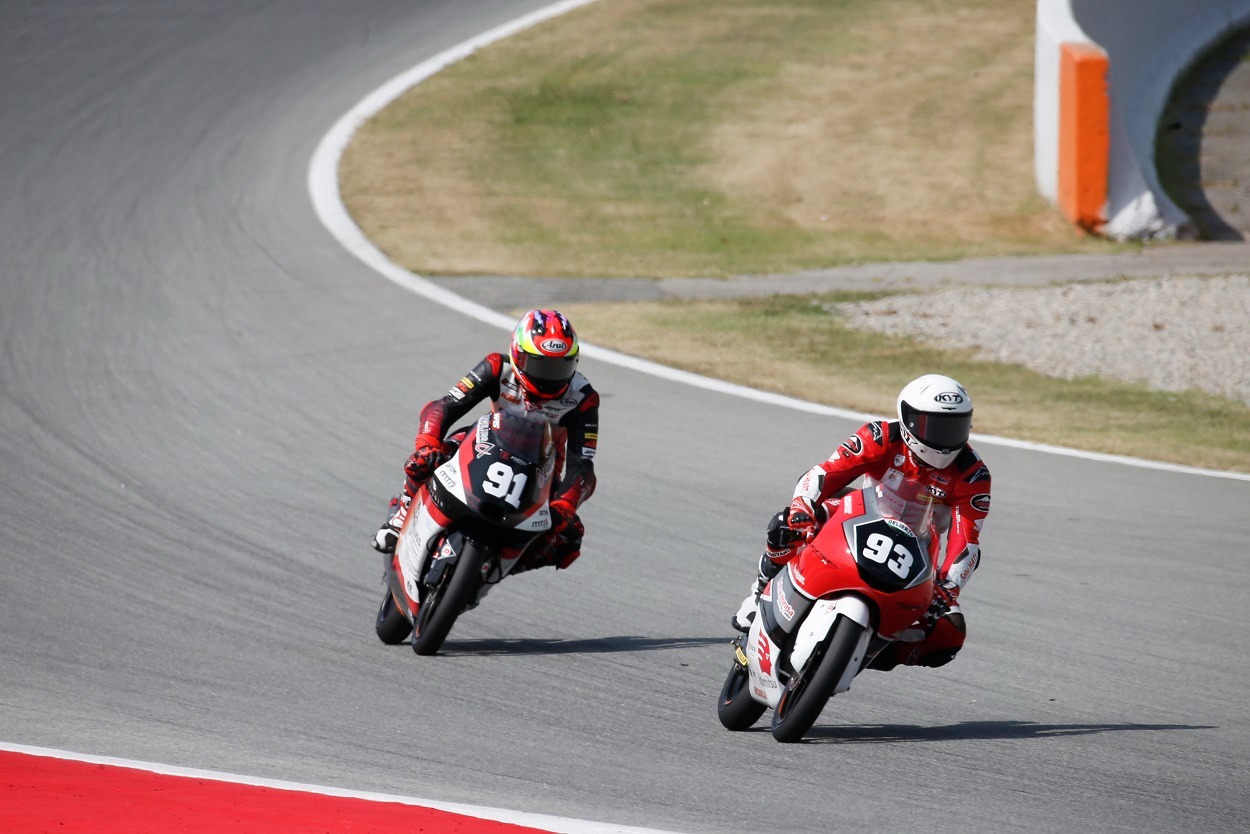 Pebalap Astra Honda Racing Team (AHRT) Fadillah Arbi Aditama nomor 93 saat berlaga berlaga diarena sirkuit motor GP. (Foto : Istimewa )