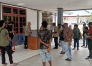 Warga Gelar Aksi Demo di Kantor Bupati Keerom