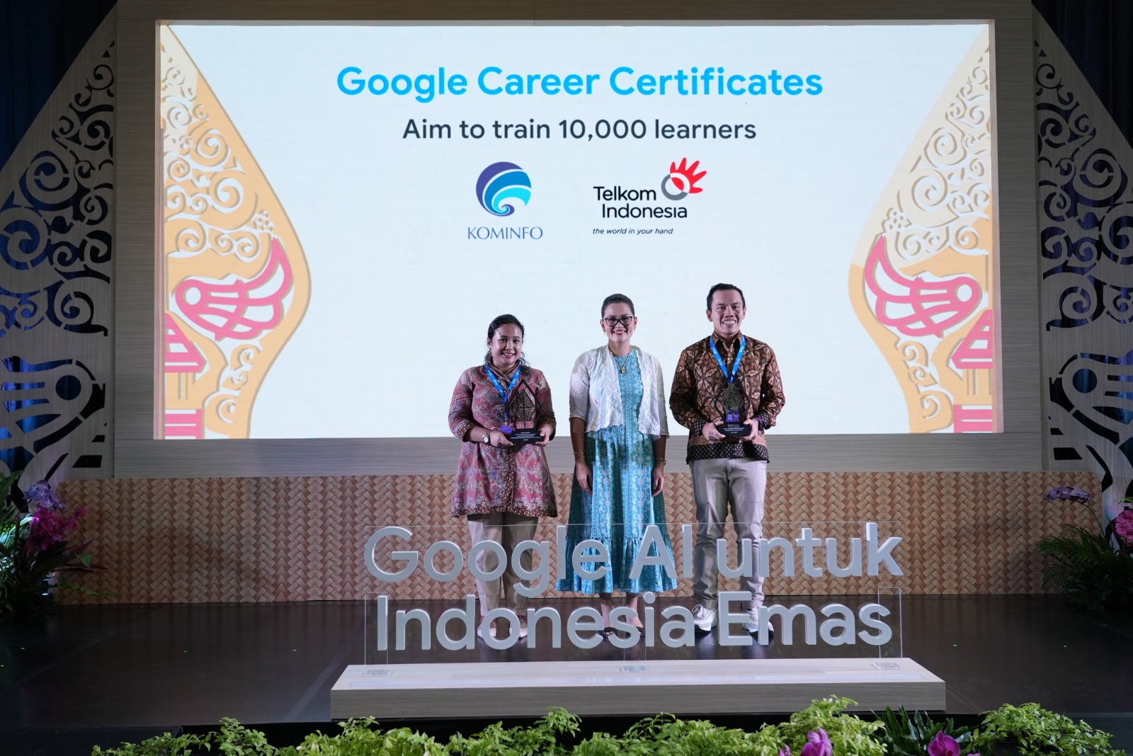 Direktur Digital Business Telkom Fajrin Rasyid (paling kanan) menerima cindera mata dari Direktur Hubungan Pemerintahan dan Kebijakan Publik Google Indonesia Putri Alam (tengah) di Jakarta beberapa waktu lalu. ( Foto : Istimewa )