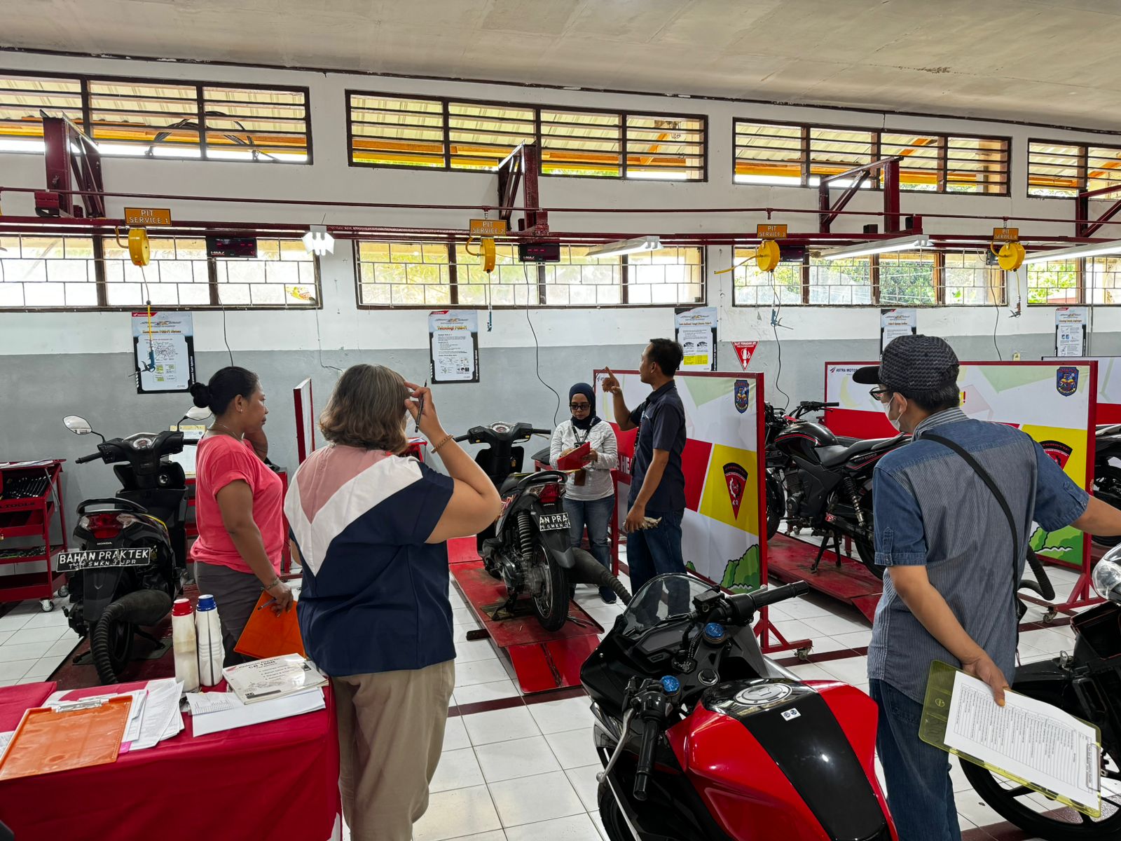 Beberapa Jurnalis di Jayapura mengikuti UKK TSM yang digelar Astra Motor Papua,di bengkel SMKN 3 Jayapura, Rabu ( 12/6). ( Foto : Istimewa )