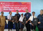 Telkomsel Salurkan Donasi Ratusan Tas, Alat Tulis dan Buku Tulis di Papua