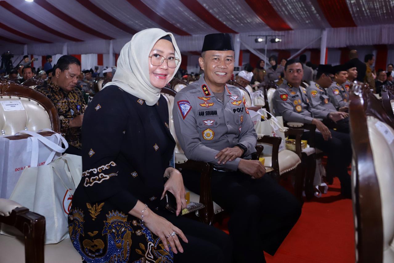 ( kiri )Direktur Operasional Jasa Raharja, Dewi Aryani Suzana turut hadir dalam doa bersama lintas agama yang diselenggarakan dalam rangka peringatan Hari Bhayangkara ke-78. ( Foto : Istimewa )