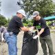 General Manager PLN UIP MPA, Wisnu Kuntjoro Adi (kiri ) bersama para karyawan PLN UIP MPA dan komunitas rumah bakau dalam aksi gerebek sampah di tepi pantai Holtekamp muara Tami. Jayapura, Senin ( 3/6). ( Foto : Muhammad Kasim )
