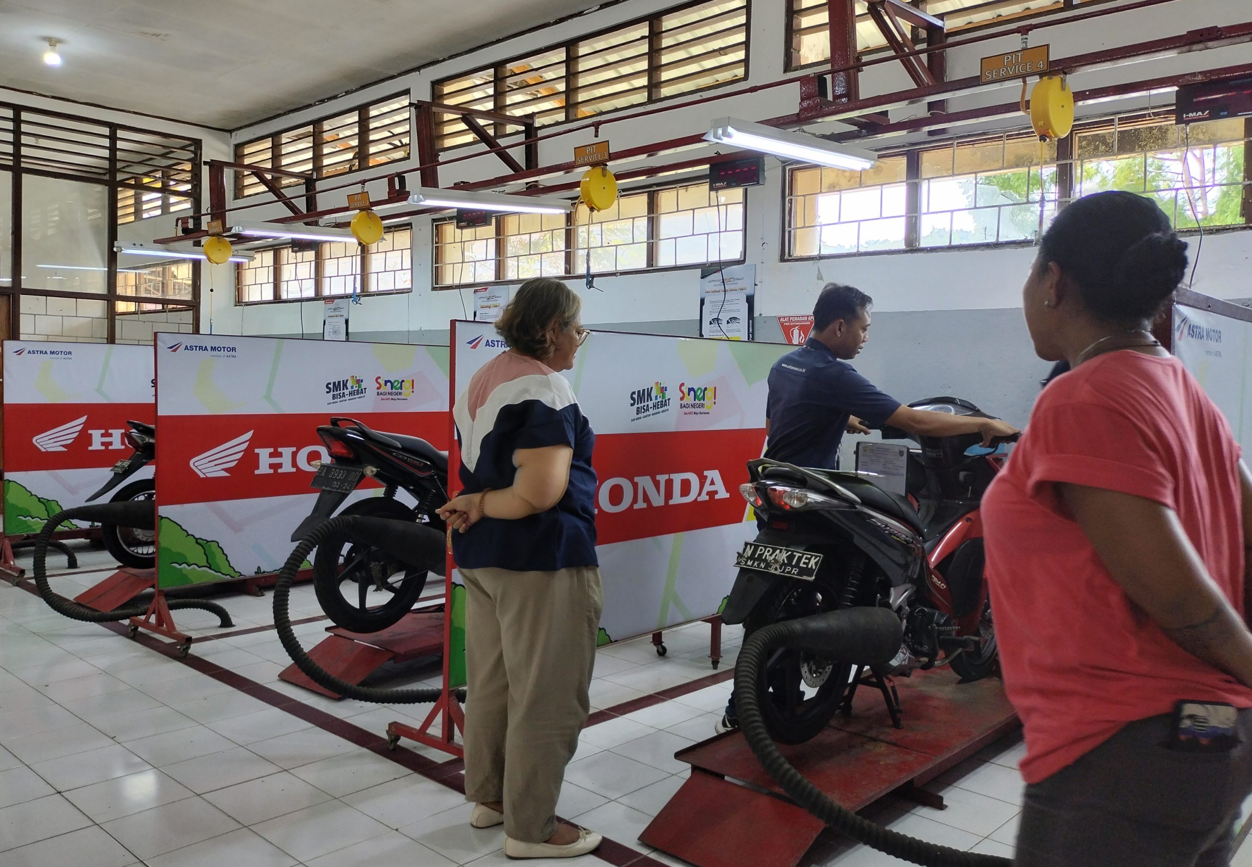 Tehnikal Struktur Training Main Dealer Astra Motor Papua, Harjito, ( tengah ) ketika memberikan materi pada UKK TSM ditengah para jurnalis yang juga sebagai asesi atau UKK TSM Honda yang digelar di Bengkel TUK TSM SMKN3 Jayapura, Rabu ( 12/6/2024) ( Foto : Muhammad Kasim )
