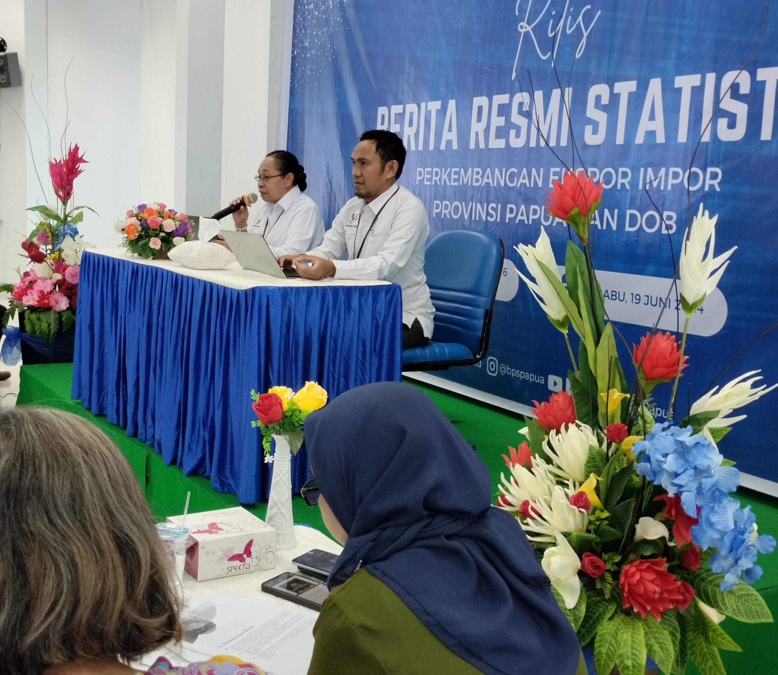 Kepala BPS Statistik Provinsi Papua, Adriana H Carolina ( kiri ) saat menyampaikan rilis perkembangan Ekspor Impor Papua dan DOB, pada Rabu ( 19/6).( Foto : Muhammad Kasim ).