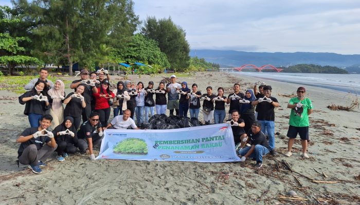 Astra Motor Papua Gelar Pembersihan Pantai dan Penanaman Bakau Bertajuk “Green Kalcer”