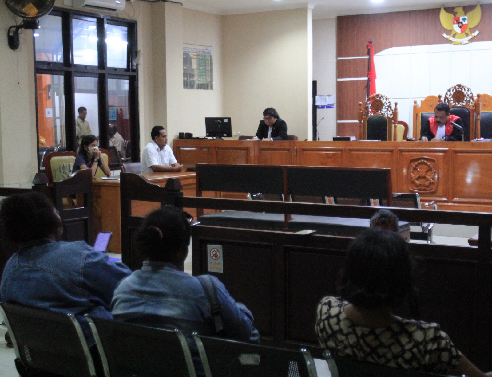 Sidang Pra Pradilan Kasus Bom Molotov Victor Mambor jurnalis Papua digelar di Pengadilan Negeri Jayapura, Senin ( 8/7). ( Foto : Istimewa )