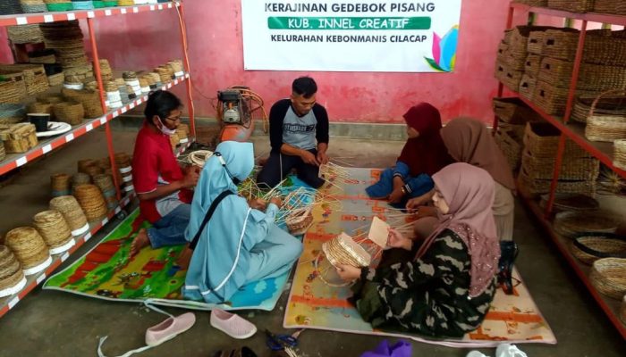 Laporan Tahunan Program TJSL PLN Peduli Catat Keberhasilan Pengembangan Lapangan Kerja dan UMK Secara Nasional