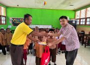 Astra Motor Papua Berbagi Buku Tulis dan Pensil ke Siswa SD