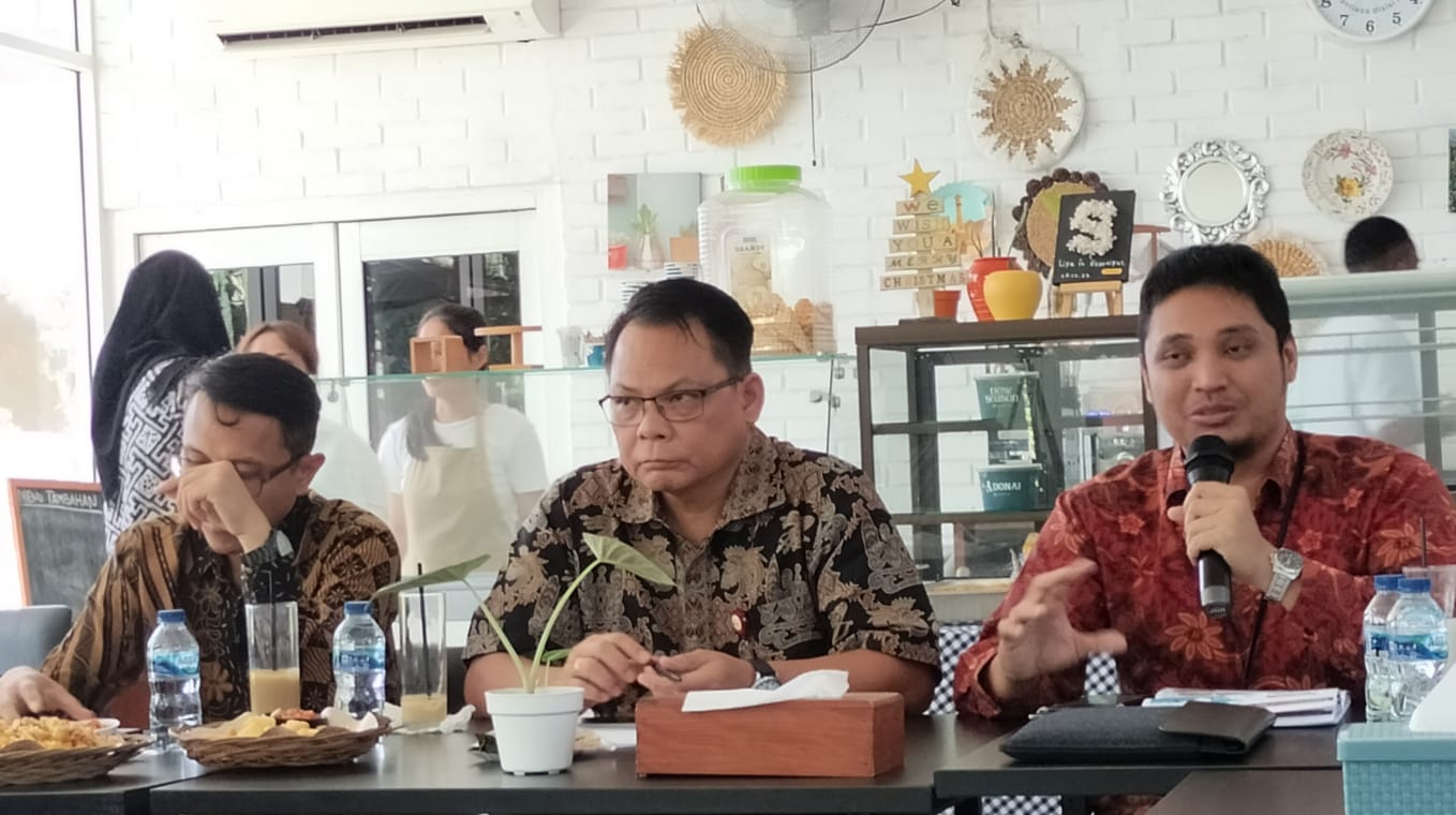 ( kiri-kanan )Kepala Bagian Pengawasan Perilaku Pelaku Usaha Jasa Keuangan, Edukasi, Perlindungan Konsumen dan LMS, Viktorinus Donny Vika Permana, Kepala OJK Papua, Muhammad Ikhsan Hutahaean, Kepala Bagian Pengawasan Lembaga Jasa Keuangan, Yosua Rinaldy. ( Foto : Muhammad Kasim )