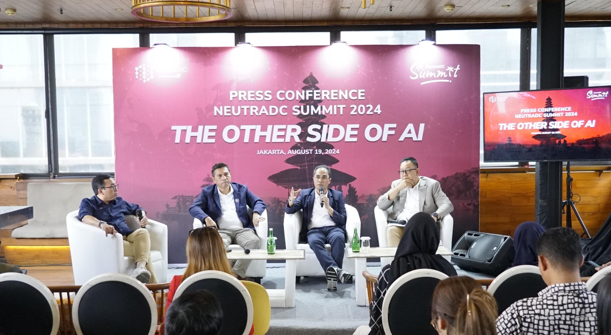 CEO Neutra DC Andreuw Th.A.F (Kiri), Direktur Group Business Development Telkom Honesti Basyir (Tengah), dan SVP Corporate Communication and Investor Relation Telkom Ahmad Reza (Kanan) pada Press Conference Neutra DC Summit 2024 di Jakarta, Senin (19/8). ( Foto : Istimewa )