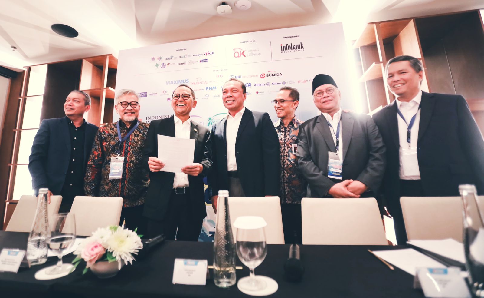 Direktur Utama Jasa Raharja, Rivan A. Purwantono, (tengah ) dalam kegiatan Indonesia Insurance Summit 2024 yang diselenggarakan oleh Dewan Asuransi Indonesia (DAI) bersama Otoritas Jasa Keuangan (OJK) di Sanur, Bali, pada Jumat- Sabtu (23-24/08/2024). (Foto : Istimewa )