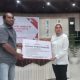 Direktur Jenderal Pemberdayaan Sosial Kemensos RI, Mira Riati ( kanan ) secara simbolis menyerahkan bantuan program pemberdayaan sosial di Jayapura. ( Foto : Istimewa )