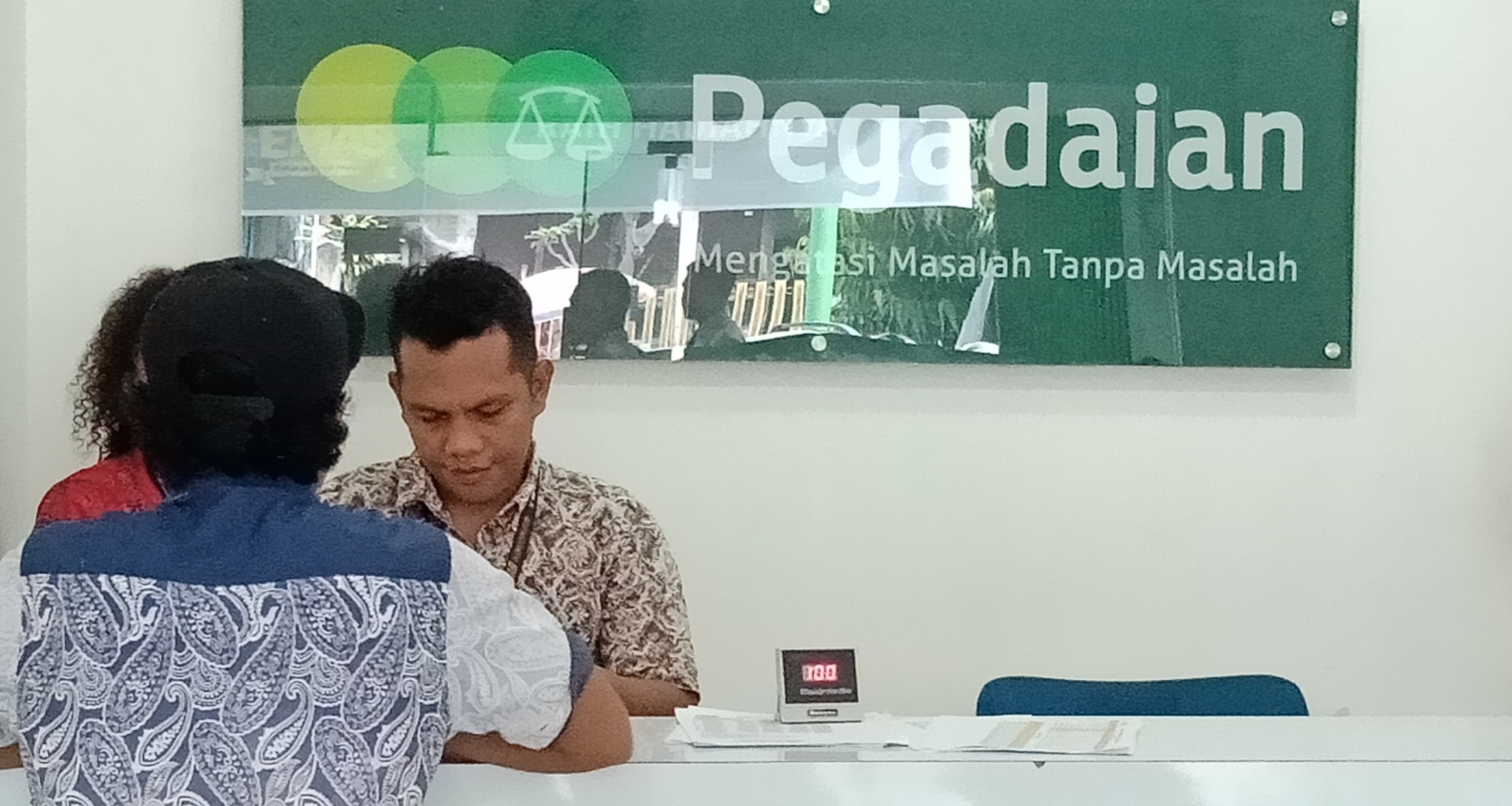 Pelayanan di kantor cabang pegadaian Jayapura ( Foto : Muhammad Kasim )