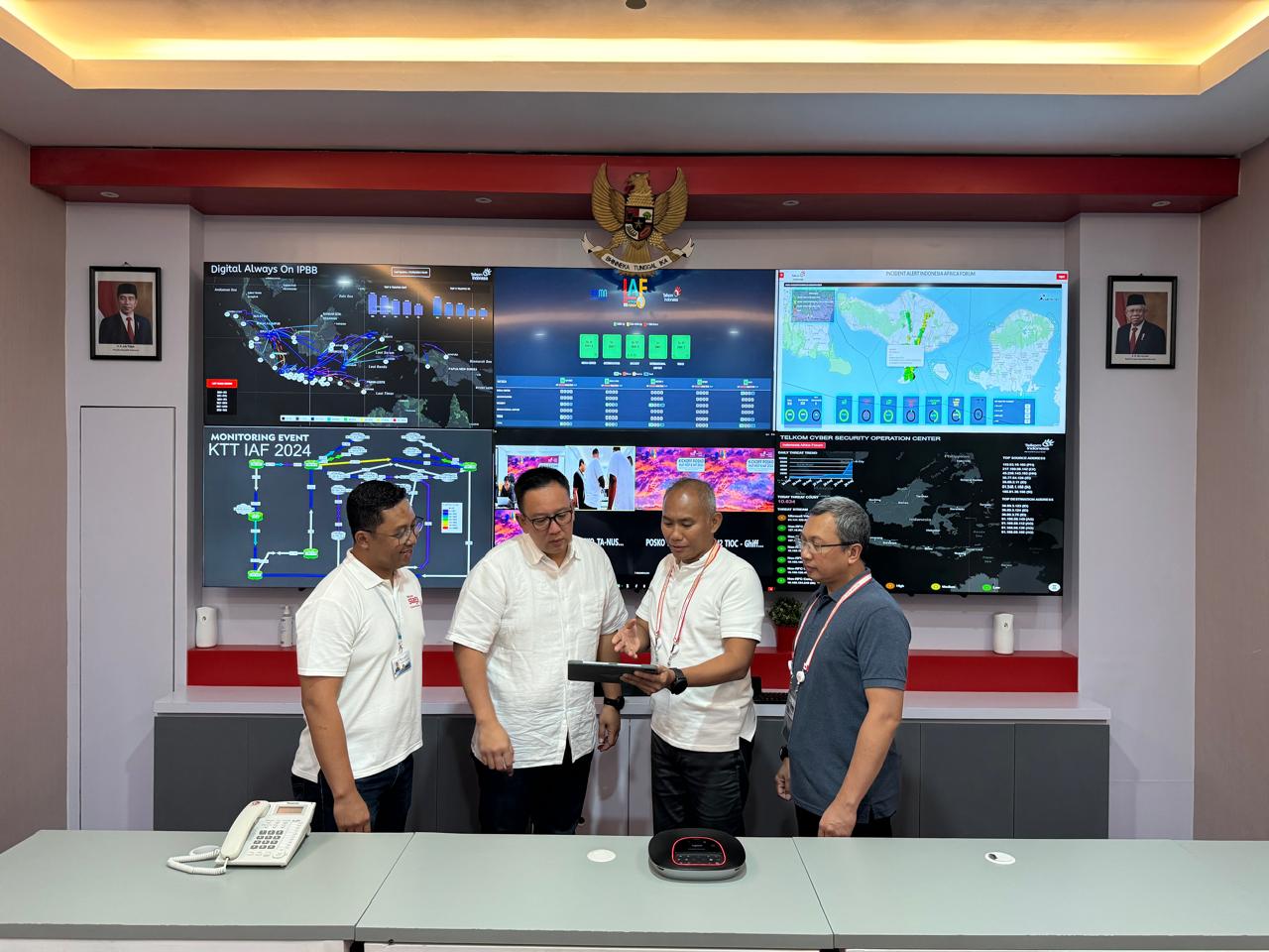 SVP Corporate Communication & Investor Relation Telkom Ahmad Reza (kedua dari kiri), EVP Teritorry III Telkom Infrastruktur Indonesia (TIF) Gaeanri Situmorang (kedua dari kanan), GM Witel Bali Ismono Adi Jatmiko (paling kanan) saat meninjau kesiapan layanan & infrastruktur telekomunikasi yang andal dan prima untuk mendukung gelaran High Level Forum on Multi Stakeholder Partnership & Indonesia Africa Forum 2024 di Posko TelkomGroup STO Nusa Dua, Bali, Sabtu (31/8). ( Foto : Istimewa )