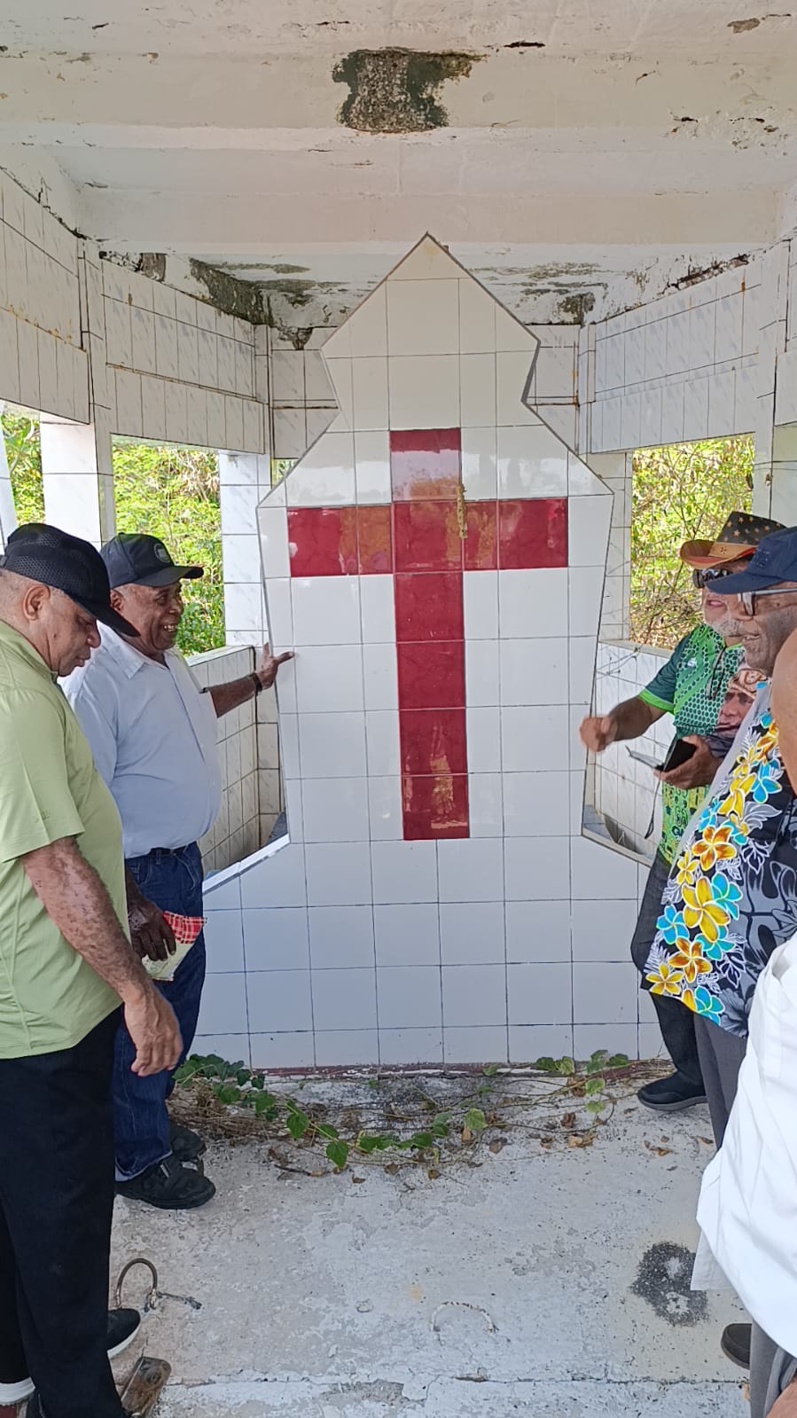 Pasangan Mari-Yo saat mengunjungi situs bersejarah dan makam leluhur di Kampung Enggros dan Tobati.- ( foto Istimewa )
