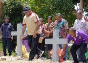 Matius Fakhiri Ziarah ke Makam Ondofolo dan Penginjil di Kampung Ifar Besar Sentani