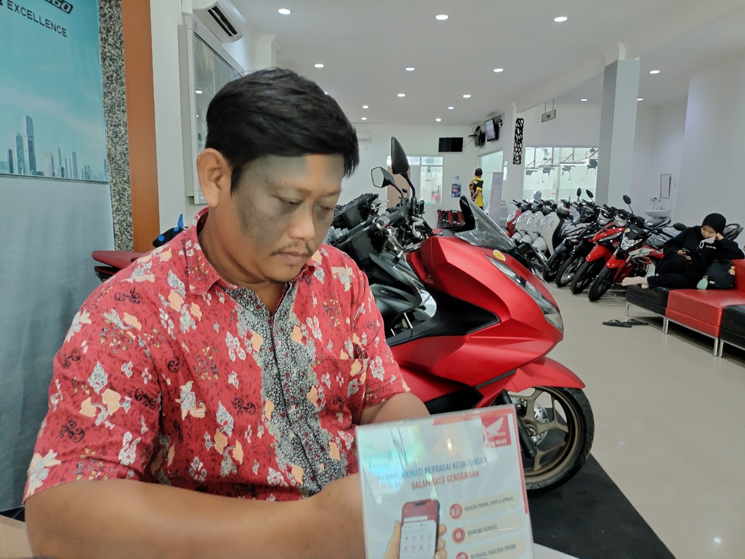 Kepala Cabang Astra Motor Entrop Jayapura, Ariyanto. ( Foto : Muhammad Kasim )