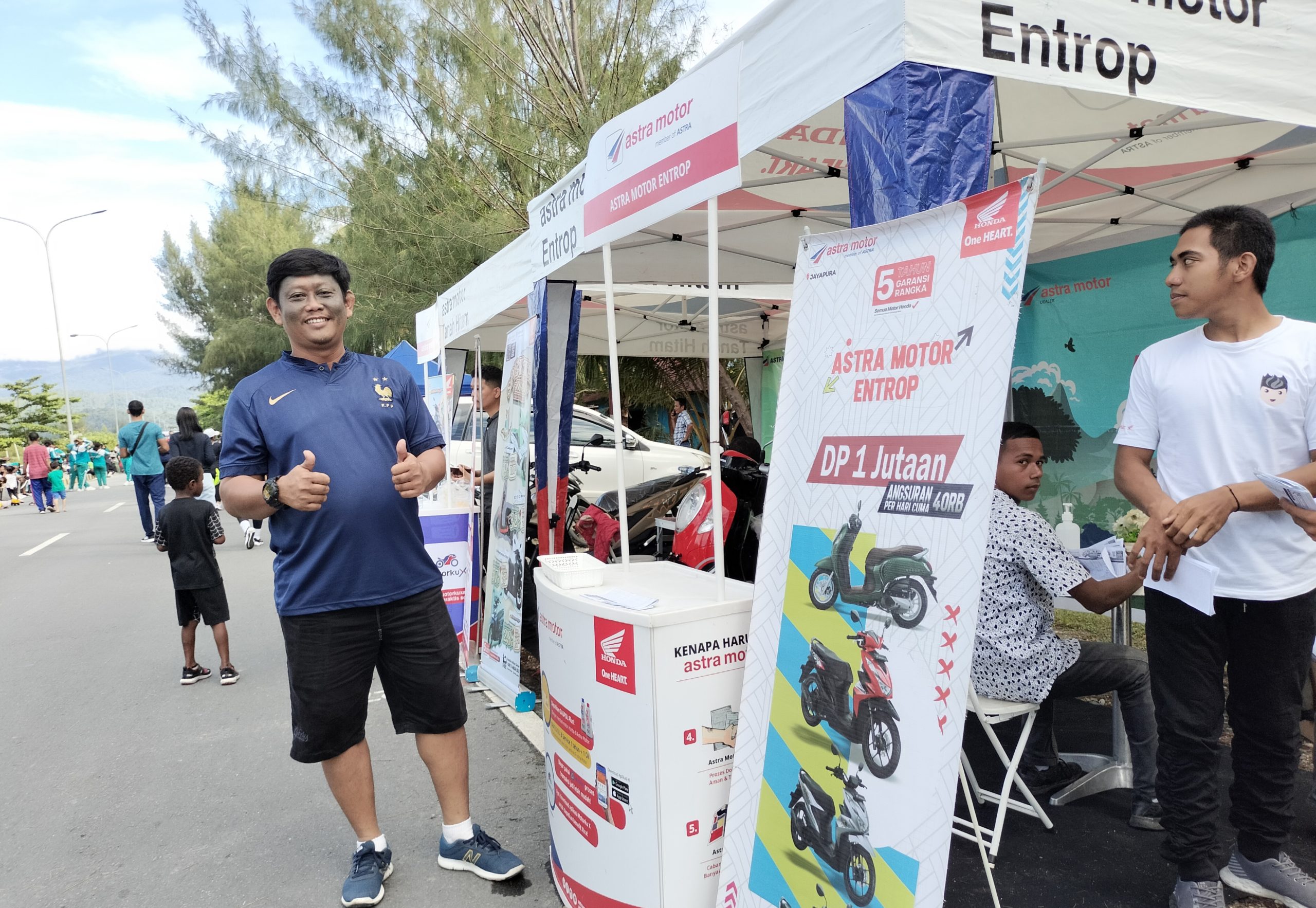 Kepala Cabang Astra Motor Entrop Ariyanto saat berada di lokasi Car Free Day jalan Pantai Holtekamp. ( Foto : Muhammad Kasim )