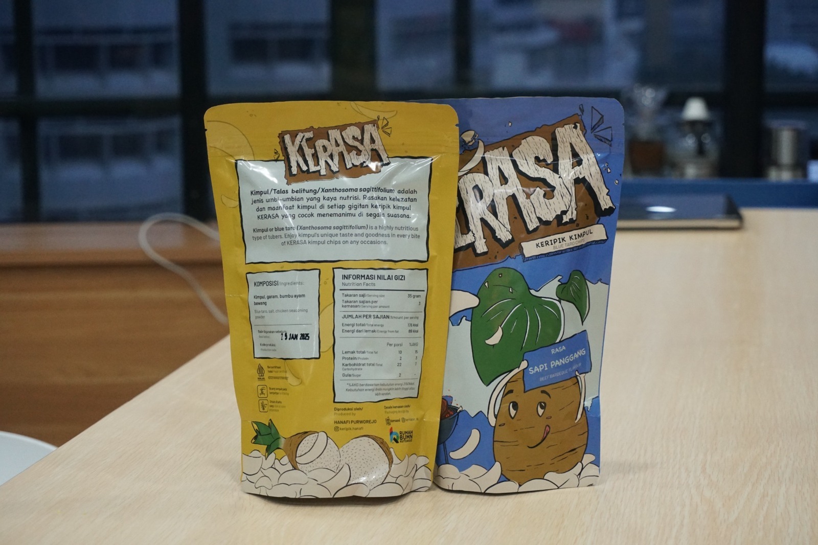 Pembuatan label Nutrition Fact pada kemasan produk UMKM yang berasal dari program Nutrition Fact yang dilaksanakan secara serentak di seluruh wilayah Rumah BUMN Telkom sejak Maret 2024. ( Foto : Istimewa )