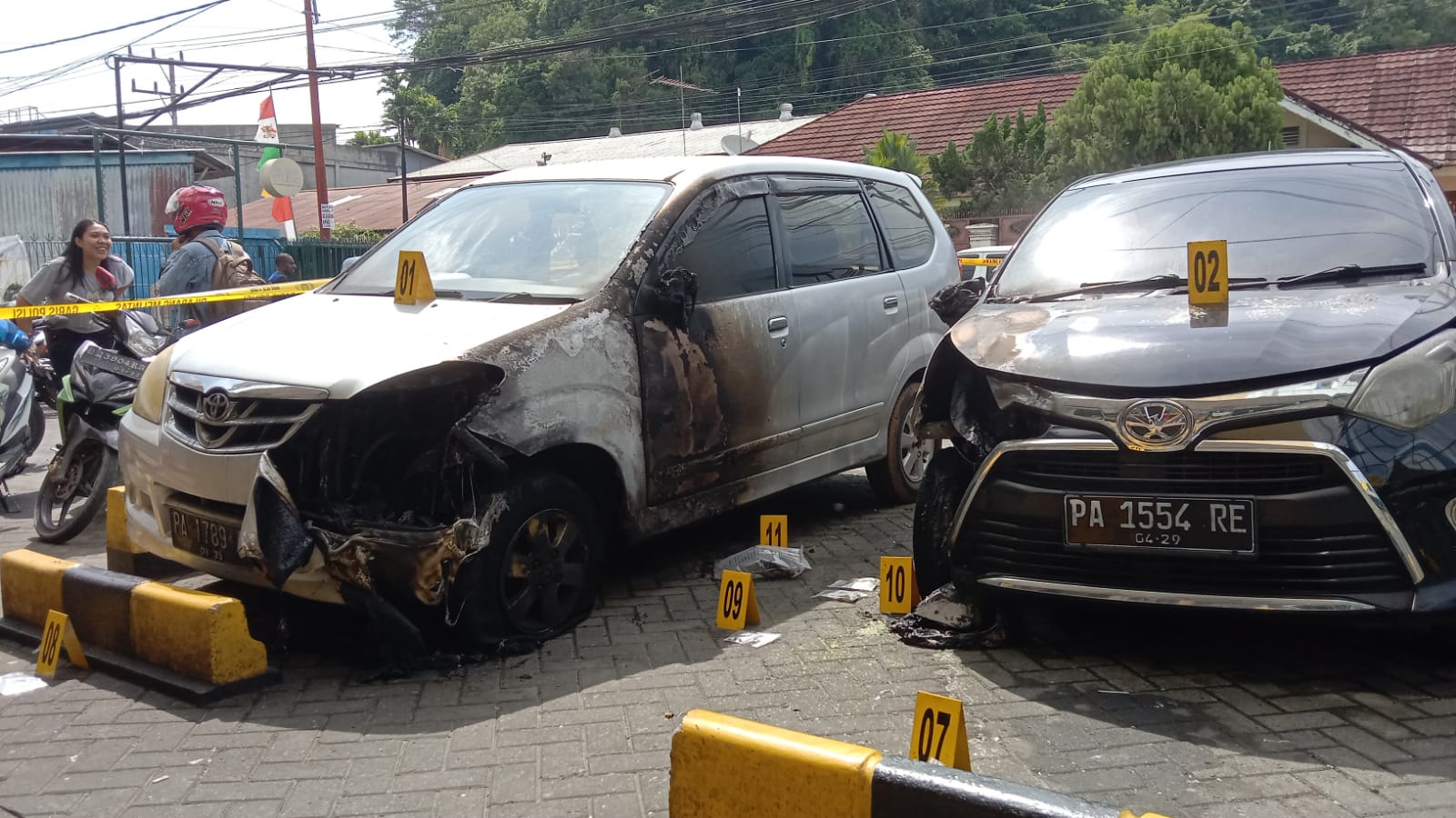 Dua mobil bekas terbakar di kantor Redaksi Jubi diduga kena lemparan bom melotov. ( Dok Jubi )